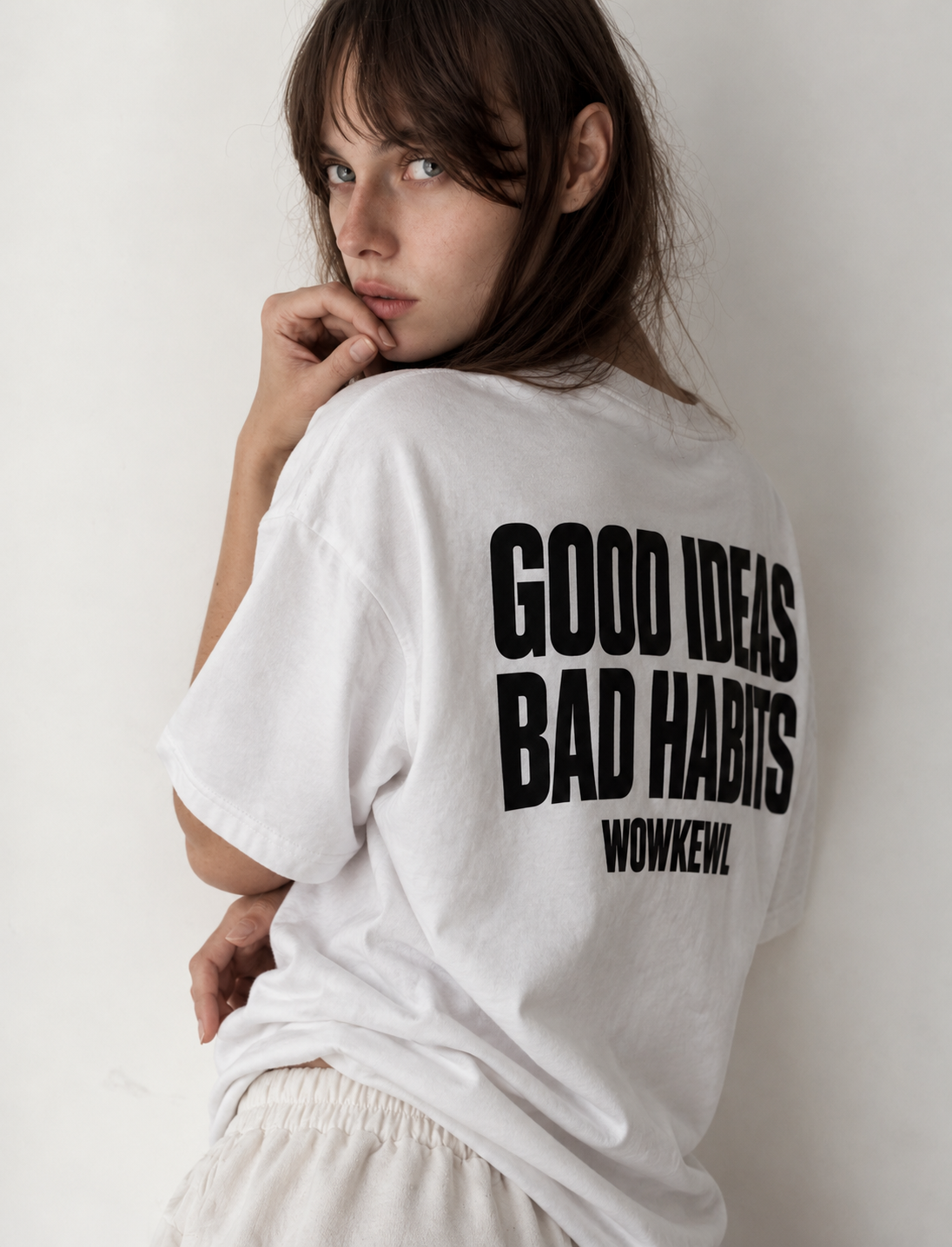 WOWKEWL Good Ideas Tee i vit på modell