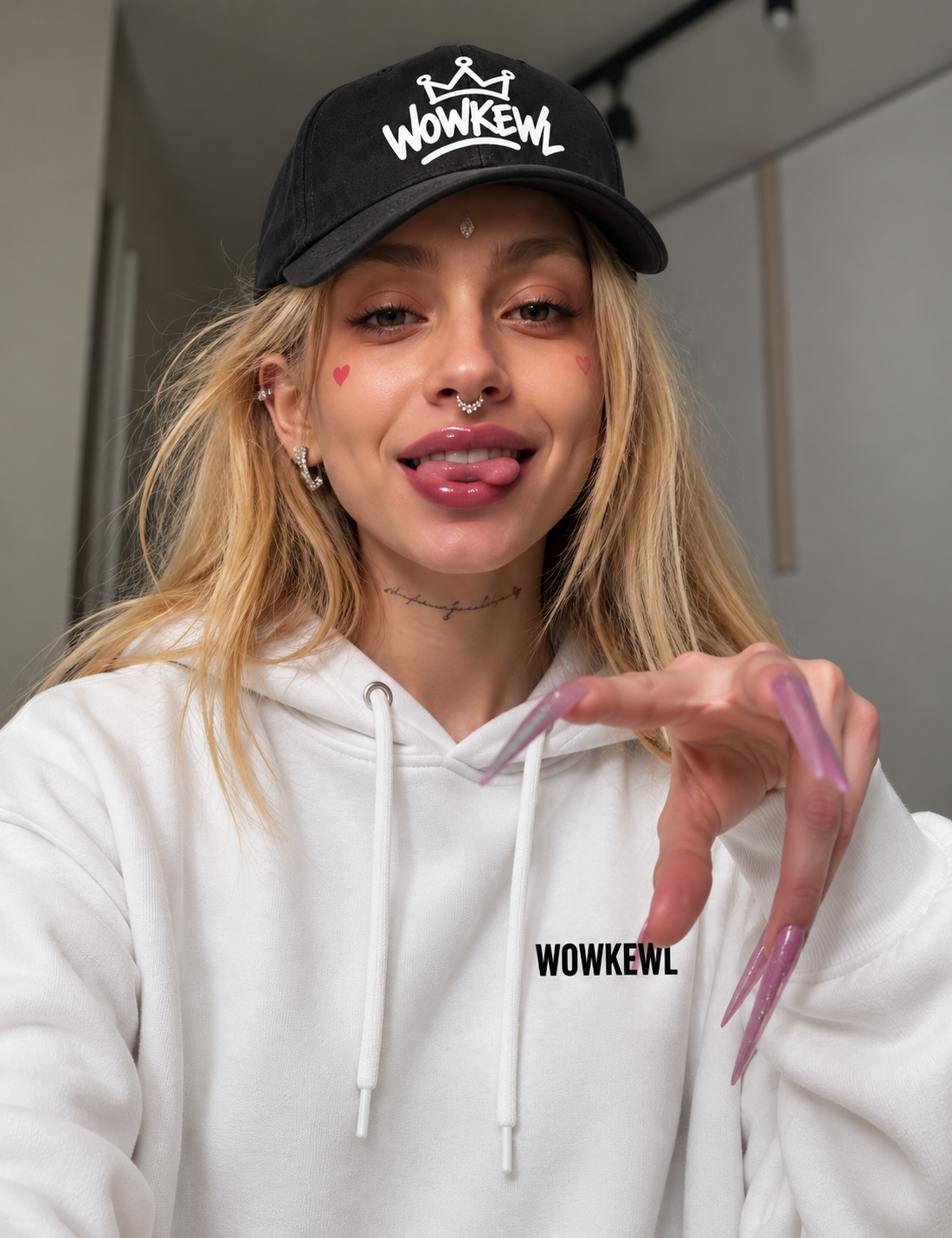 WOWKEWL Crown Cap i svart på modell