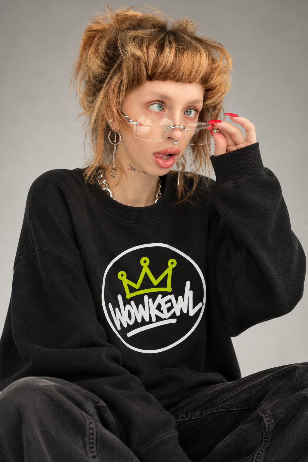 WOWKEWL Crown Sweatshirt i svart på modell