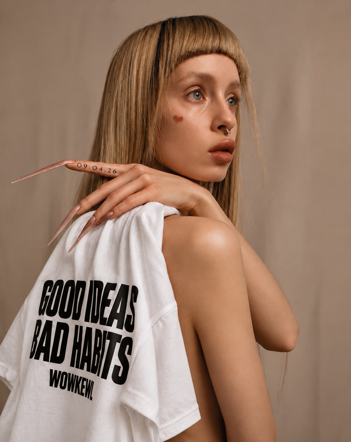 WOWKEWL Good Ideas Tee i vit på modell