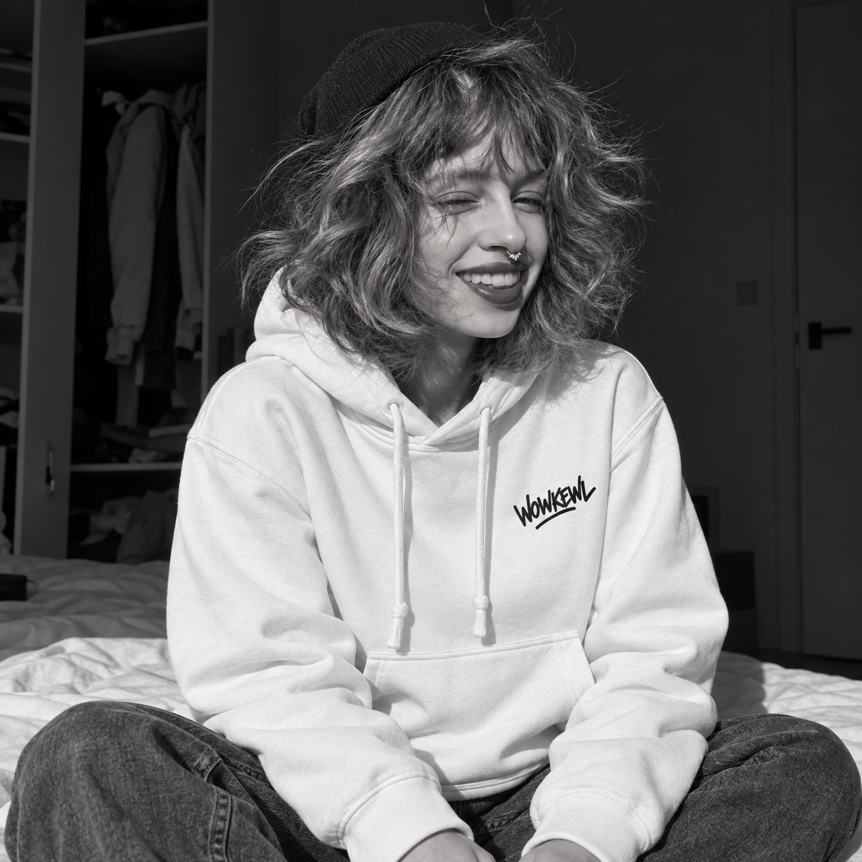 WOWKEWL Crown Hoodie i vit på modell
