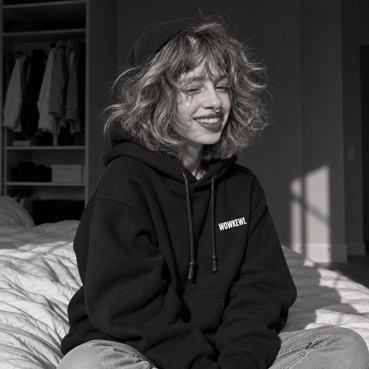 WOWKEWL Good Ideas Hoodie i svart på modell