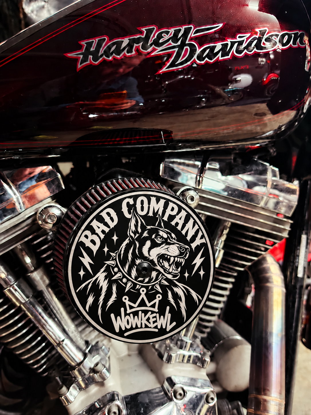 Visualisering av Bad Company-locket monterat på motorcykel