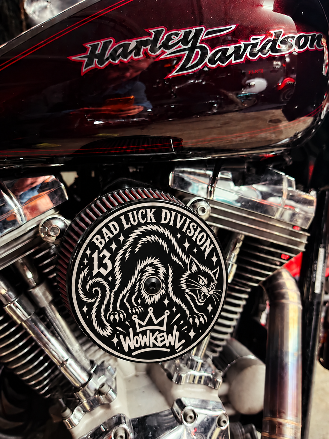 Visualisering av Bad Luck Division-locket monterat på motorcykel