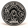 WOWKEWL Bad Luck Division – Luftrenarlock 5,5″ mot vit bakgrund