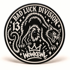 WOWKEWL Bad Luck Division – Luftrenarlock 5,5″ mot vit bakgrund