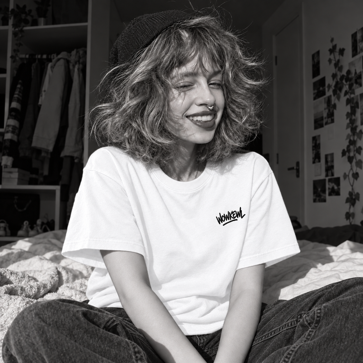 WOWKEWL Crown Mono Tee – vit
