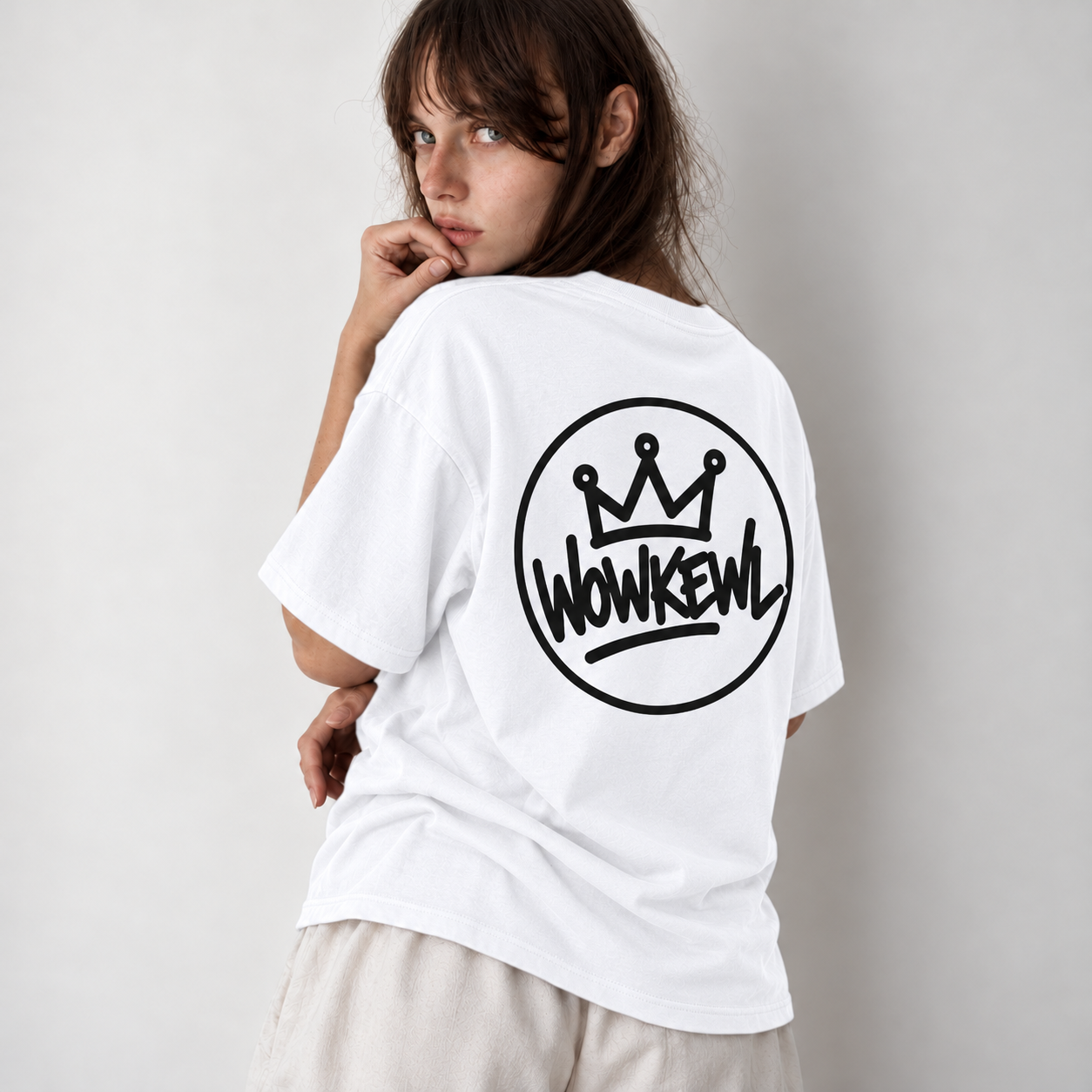 WOWKEWL Crown Mono Tee – vit