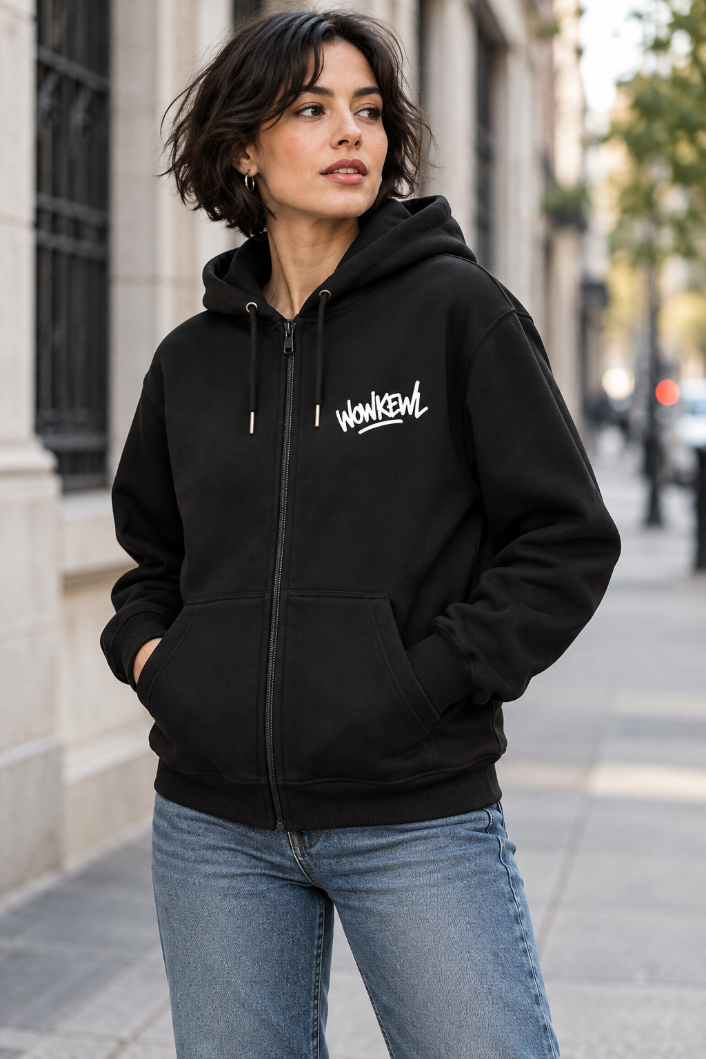 WOWKEWL Crown Zip Hoodie med vitt tryck på modell
