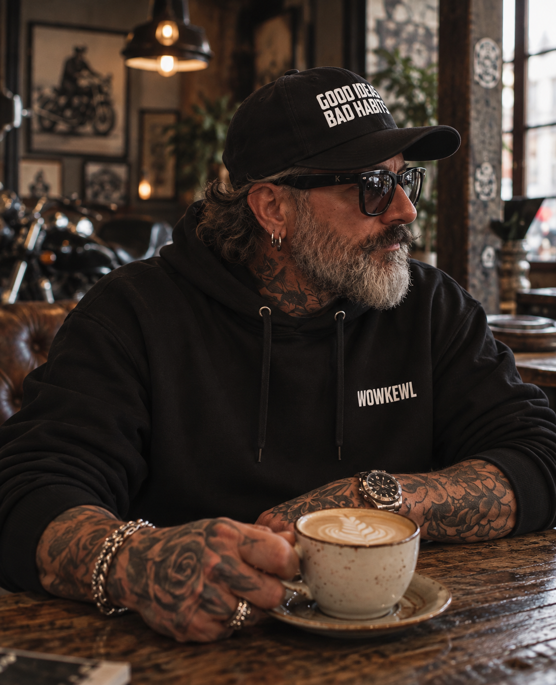 Good Ideas-keps och svart hoodie på ett café