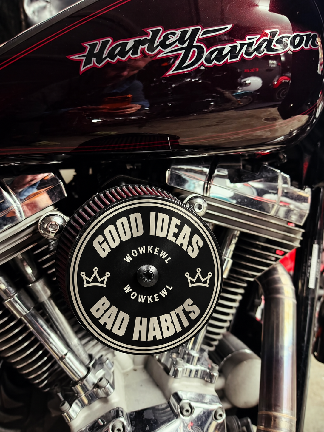 Visualisering av Good Ideas Bad Habits-locket monterat på motorcykel