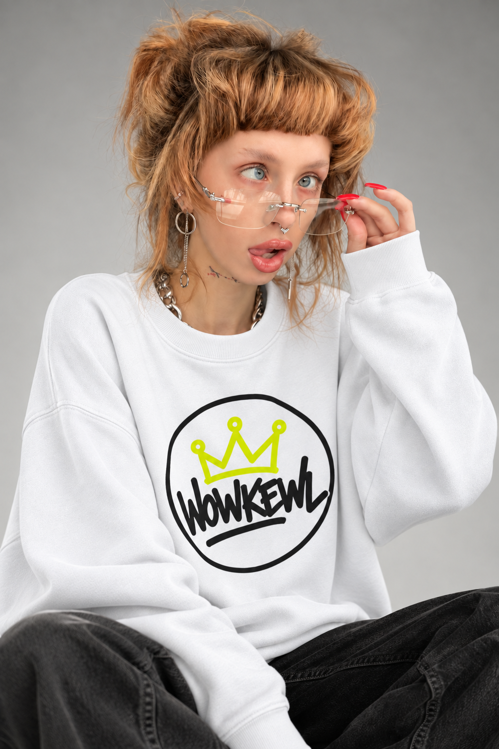 WOWKEWL Crown Sweatshirt i vit på modell