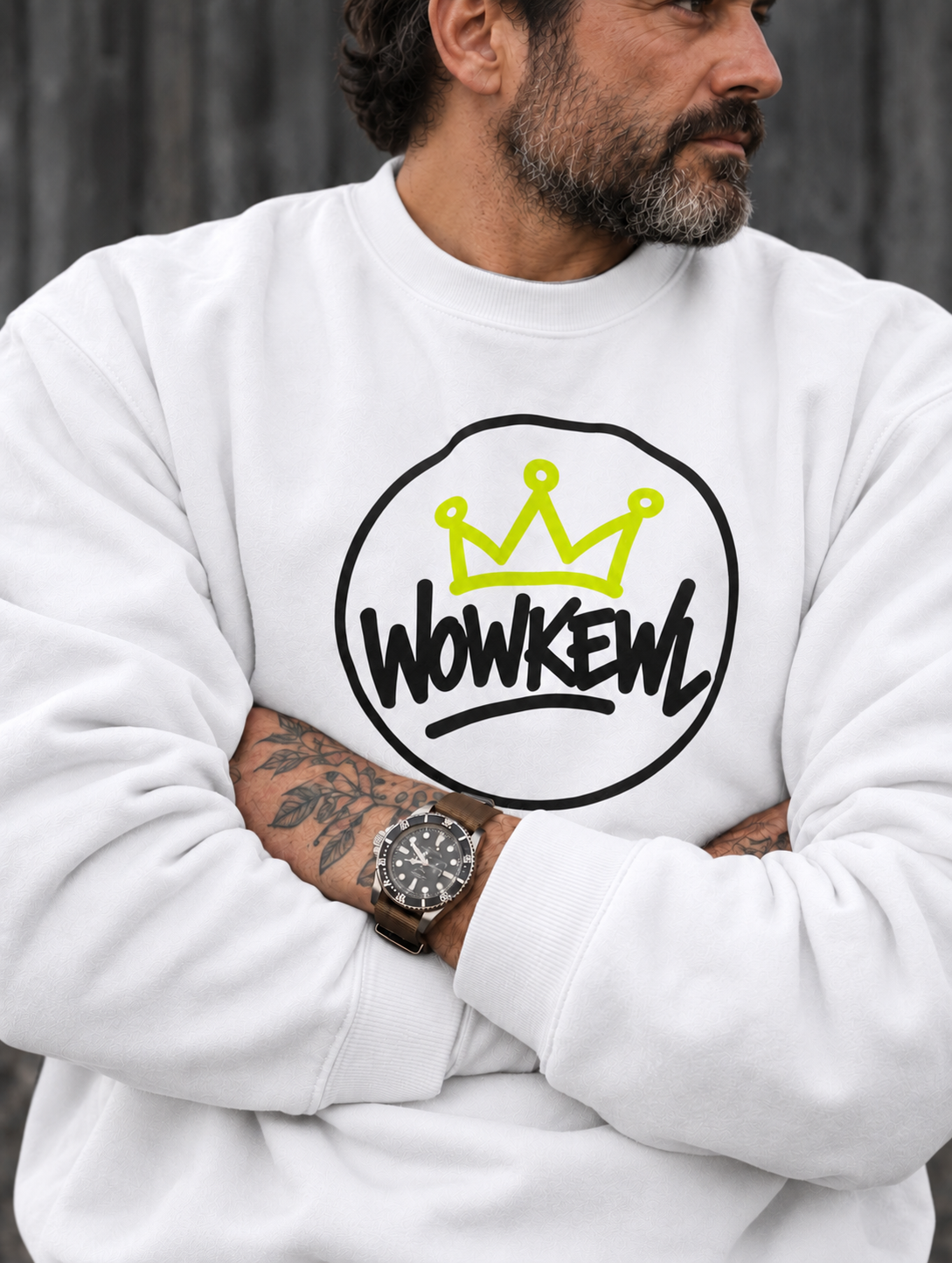 WOWKEWL Crown Sweatshirt i vit på modell