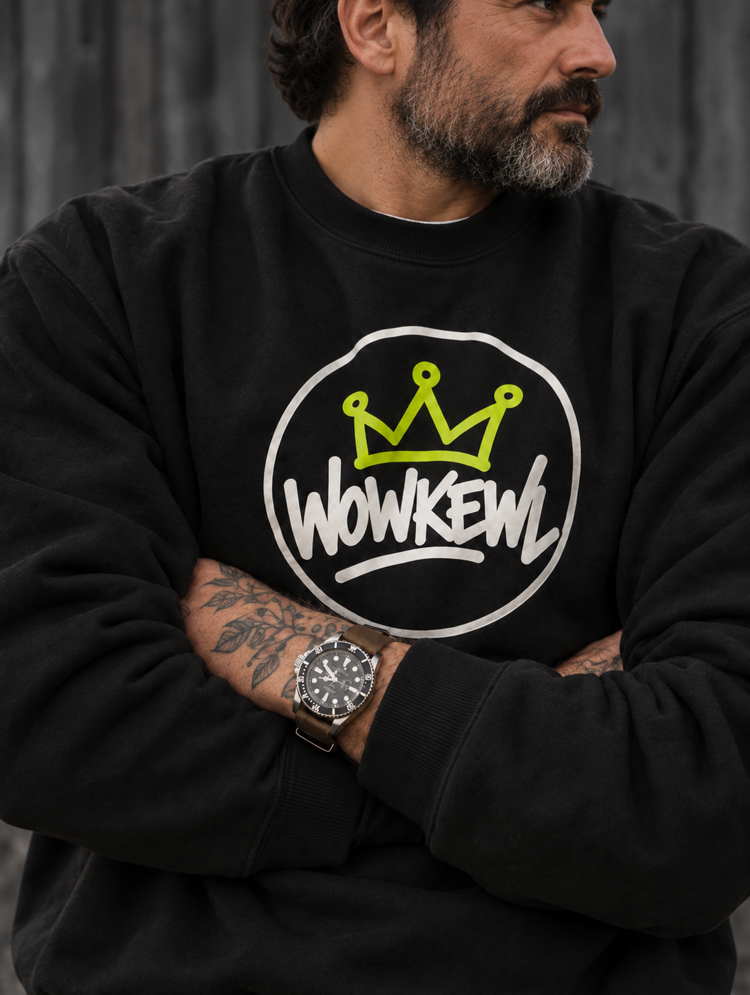 WOWKEWL Crown Sweatshirt i svart på modell
