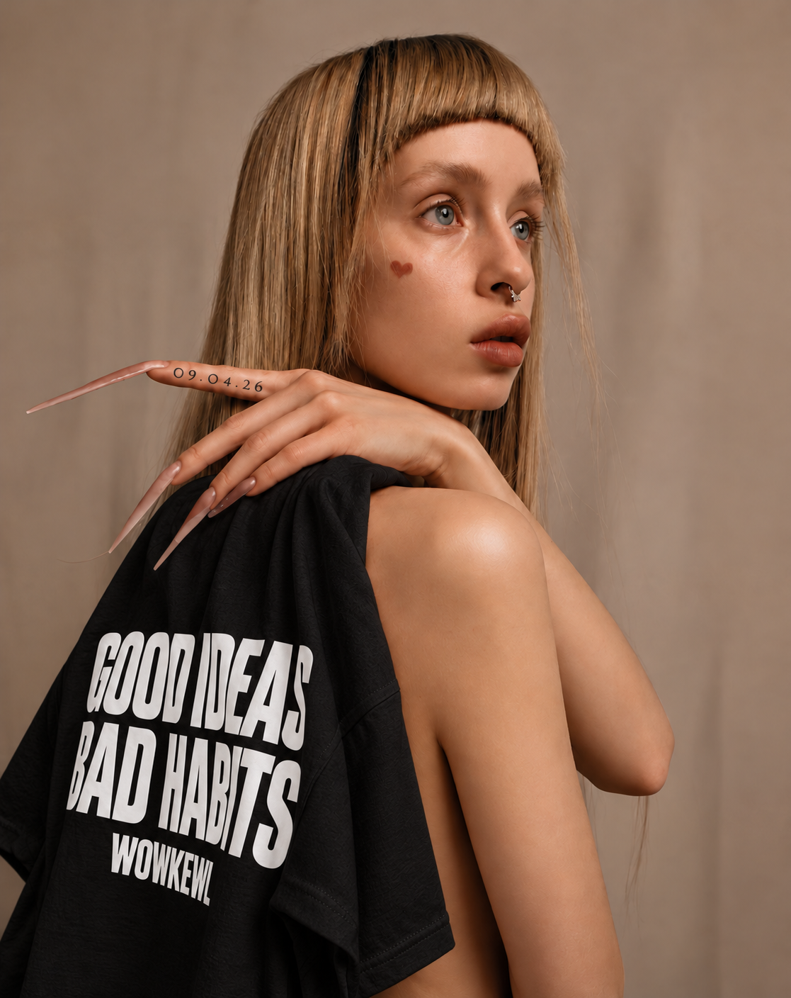 WOWKEWL Good Ideas Tee i svart på modell
