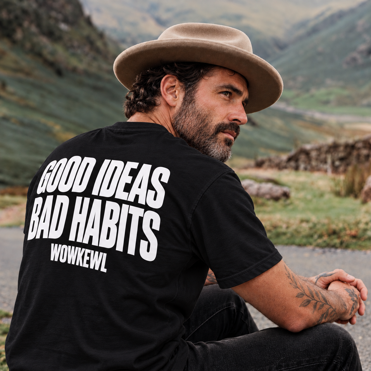 WOWKEWL Good Ideas Tee i svart på modell