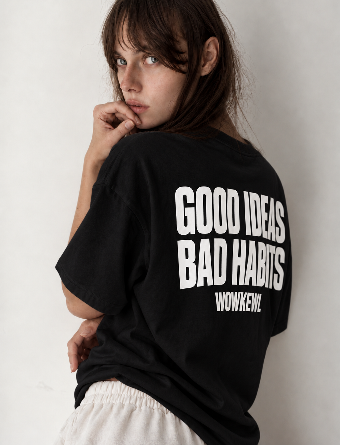 WOWKEWL Good Ideas Tee i svart på modell