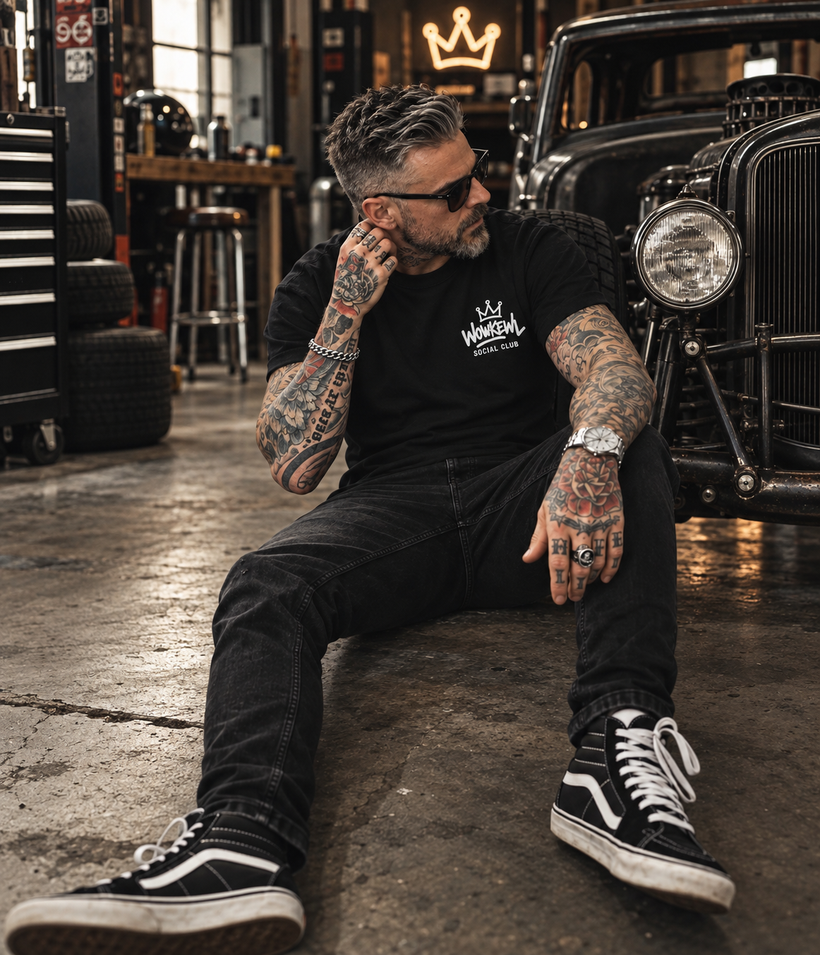 WOWKEWL Social Club – svart T-shirt på modell