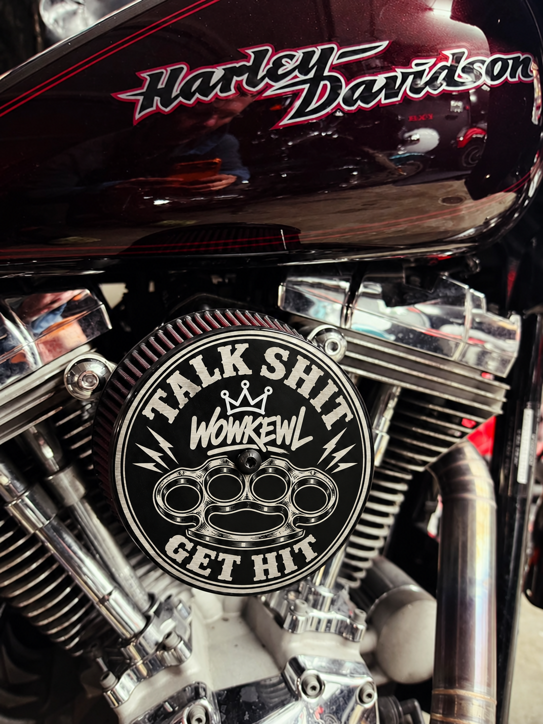 Visualisering av Talk Shit Get Hit-locket monterat på motorcykel