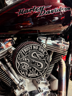 Visualisering av Trust No One-locket monterat på motorcykel