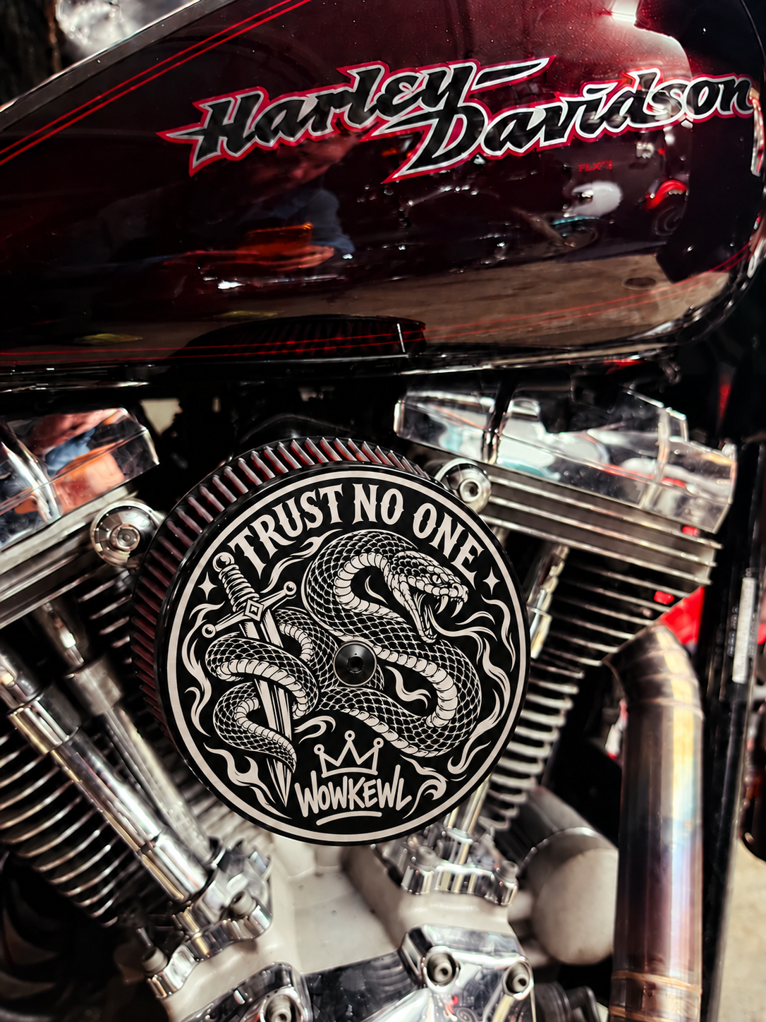 Visualisering av Trust No One-locket monterat på motorcykel