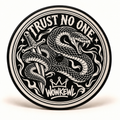 WOWKEWL Trust No One – Luftrenarlock 5,5″ mot vit bakgrund