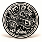 WOWKEWL Trust No One – Luftrenarlock 5,5″ mot vit bakgrund